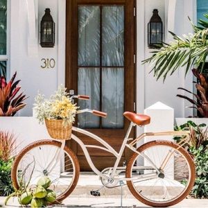 Living the beachy life in sunny Florida. This Posher loves sustainable fashion.